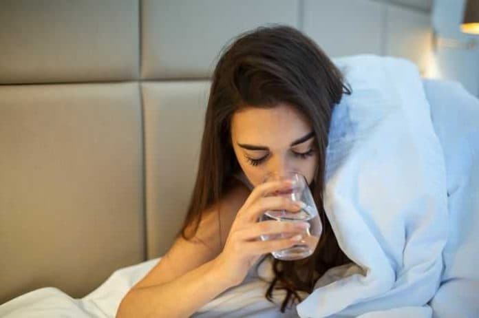 waspada_6_bahaya_kebiasaan_minum_air_putih_sebelum_tidur