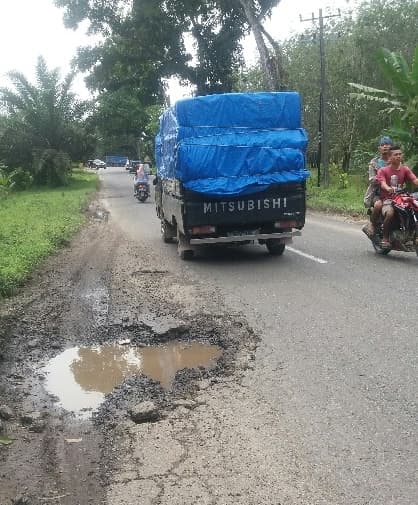 waspada_jalinsum_perdagangan_lima_puluh_banyak_lubangnya