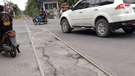 waspada_lubang_di_perlintasan_kereta_api_jalan_ahmad_yani_siantar_kembali_menganga