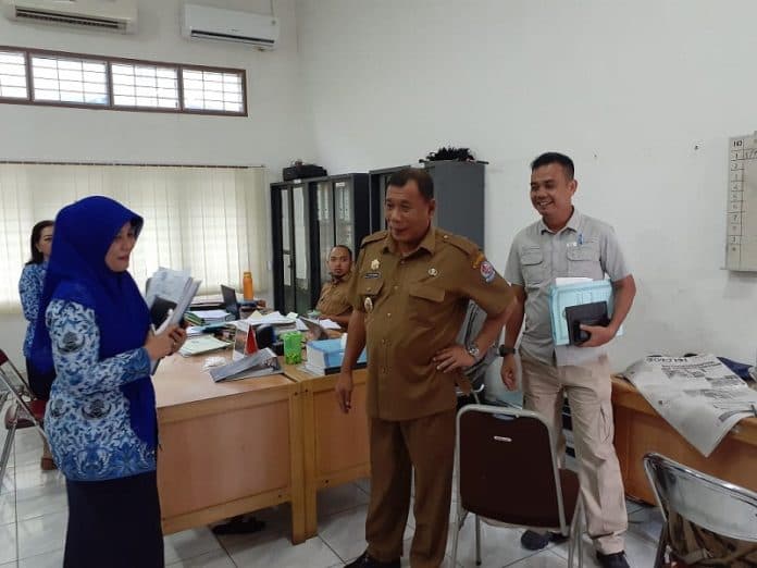 waspadai_covid_19_ashari_tambunan_sidak_ruangan_para_kabag