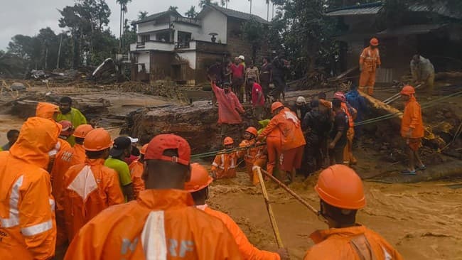 wilayah_kerala_india_dilanda_longsor_63_tewas_250_orang_terluka