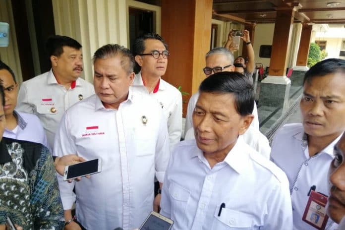 wiranto_lakukan_sertijab_menko_polhukam_seizin_dokter