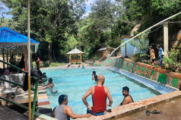 wisata_murah_ke_kolam_renang_takoma_di_sidamanik_bisa_beli_madu_asli