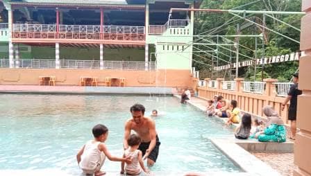 wisata_pemandian_air_panas_di_palas_jadi_primadona_pengunjung