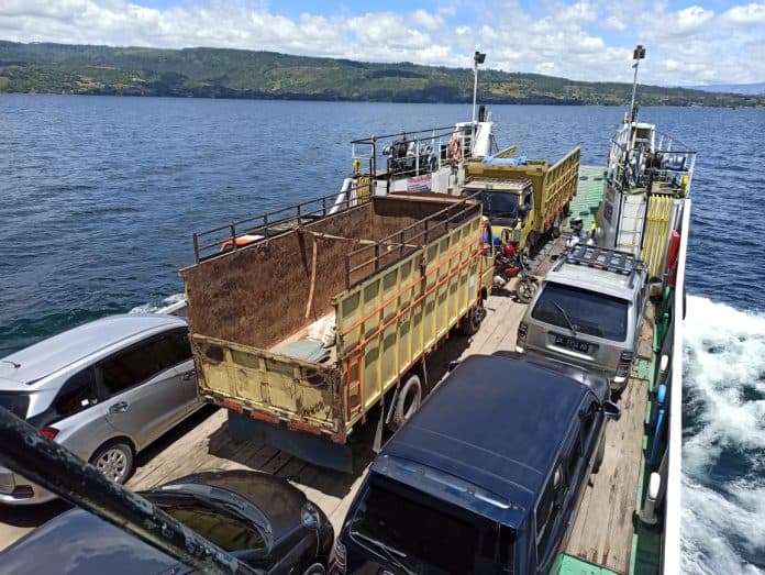 wisata_samosir_resmi_kembali_dibuka_penumpang_kapal_ferry_tigaras_naik_50_persen