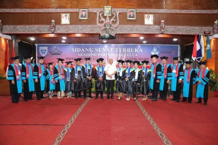 wisuda_akademi_pariwisata_ulcla_bupati_taput_anak_harus_sekolah_setinggi_tingginya