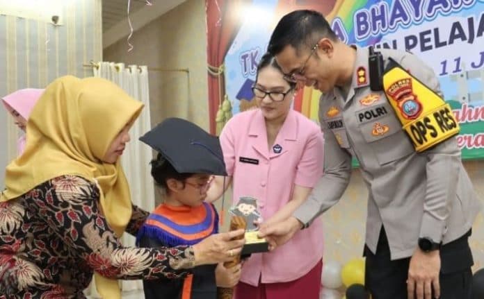 wisuda_murid_tk_kemala_bhayangkari_4_dihadiri_kapolres_tebing_tinggi