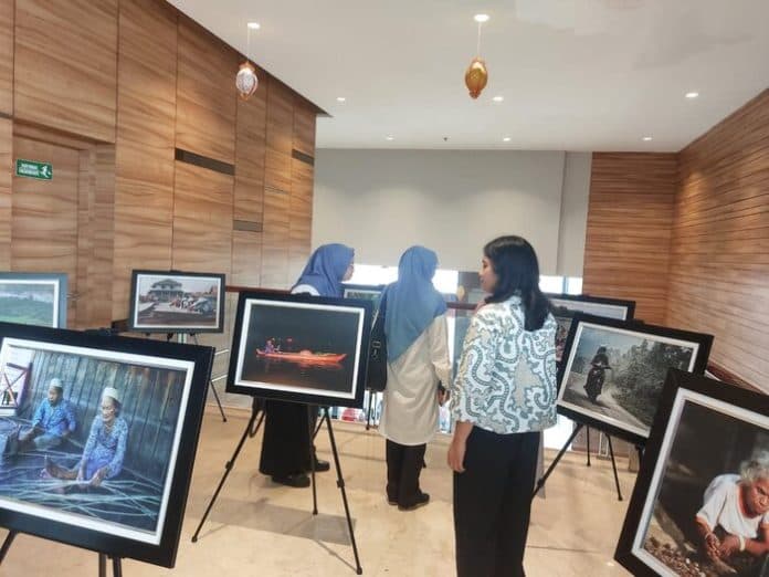 women_photos_exhibition_digelar_di_medan_15_foto_karya_jurnalis_perempuan_dipamerkan