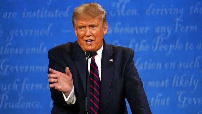 wow_donald_trump_berpidato_dengan_celana_terbalik