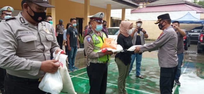 wujud_kepedulian_kapolsek_medan_timur_bagi_sembako_kepada_personil