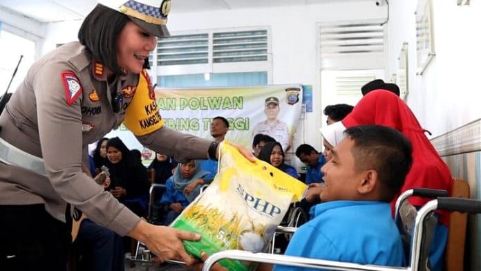 wujud_kepedulian_polwan_polres_tebing_tinggi_bagikan_sembako_ke_panti_sosial
