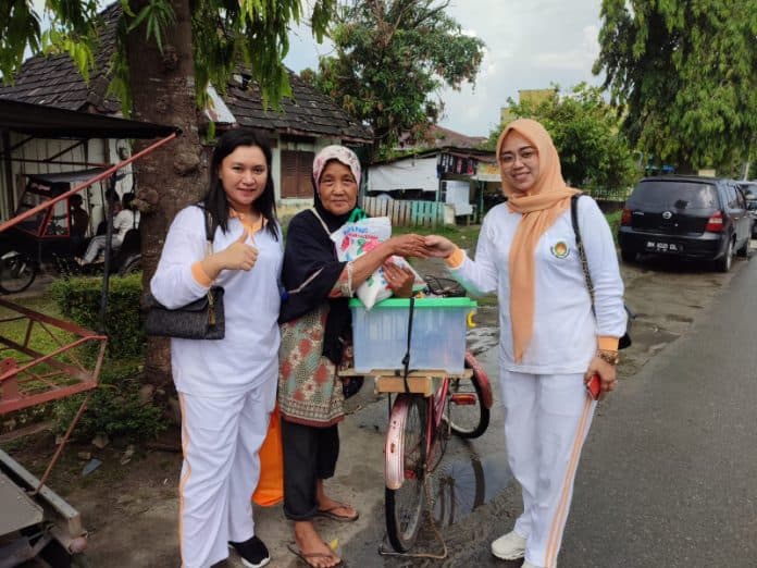 wujud_kepedulian_sesama_dharma_wanita_persatuan_lapas_tebing_tinggi_salurkan_102_paket_bansos