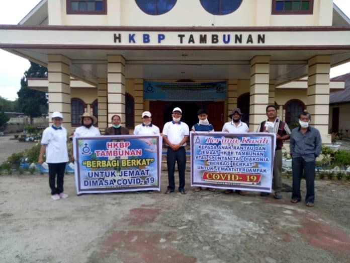 wujudkan_kasih_hkbp_resot_tambunan_salurkan_800_paket_sembako