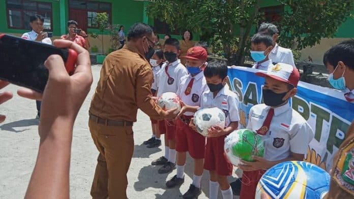yayasan_partungkoan_tano_ponggol_berikan_bola_kaki_pada_4_sd_di_desa_buhit