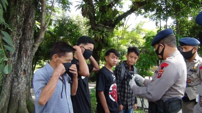 yon_b_brimob_pematangsiantar_bagikan_masker_kepada_warga