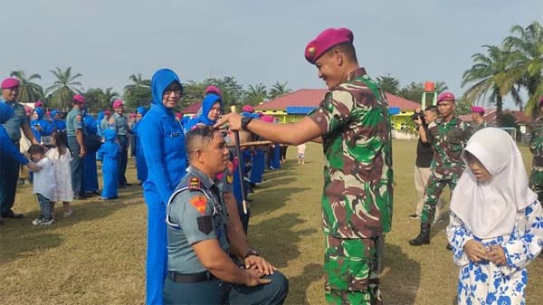 yonif_8_marinir_harimau_putih_gelar_upacara_kenaikan_pangkat