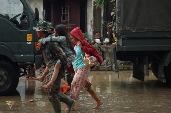 yonkav_6naga_karimata_evakuasi_korban_banjir