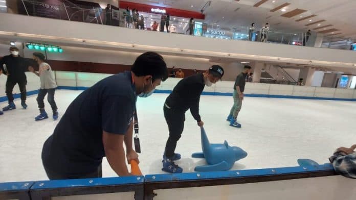 yuk_isi_libur_akhir_tahun_bermain_ice_skating_di_medan