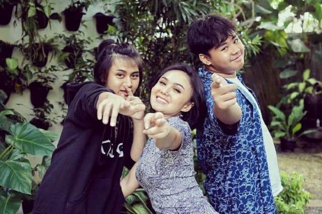 yuni_shara_nobar_dengan_anak_sembari_edukasi_seks