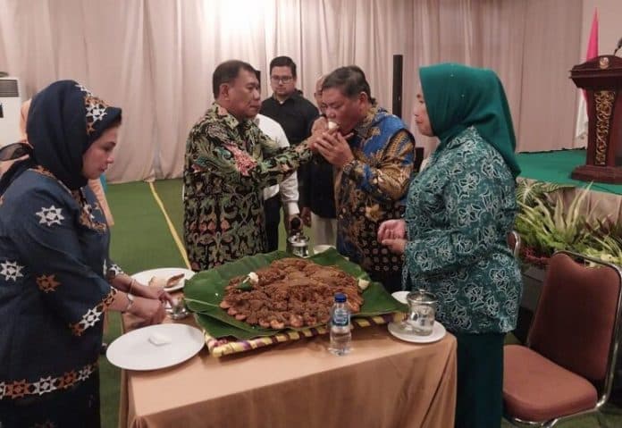 yusuf_siregar_diupah_upah_usai_dilantik_jadi_bupati_deli_serdang