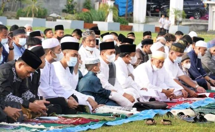 zahir_batu_bara_laksanakan_sholat_id_berjamaah_karena_telah_capai_herd_immunity