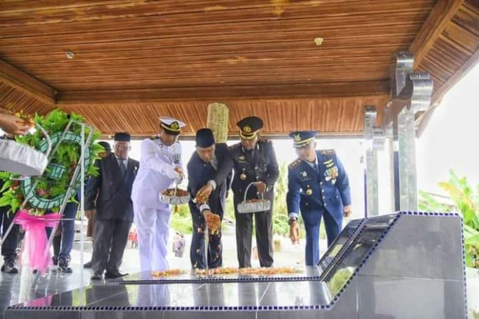 ziarah_dan_tabur_bunga_peringati_hari_pahlawan_di_tapteng