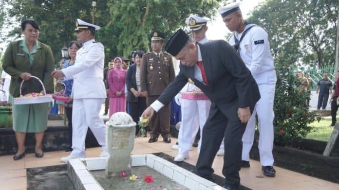 ziarah_di_tmp_kisaran_peringati_hut_ke_79_tni_pjs_bupati_asahan_ajak_asn_berdedikasi_seperti_pahlawan