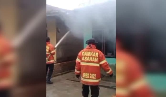 2_rumah_di_asahan_terbakar_gara_gara_bensin_tumpah