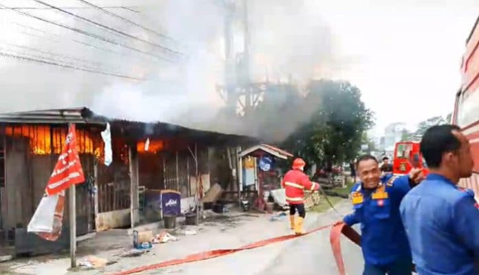 api_sambar_bensin_toko_grosir_di_jalan_wr_supratman_kisaran_terbakar