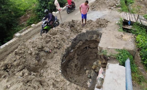 baru_diperbaiki_jalan_jembatan_dekat_kantor_putr_siantar_kembali_amblas