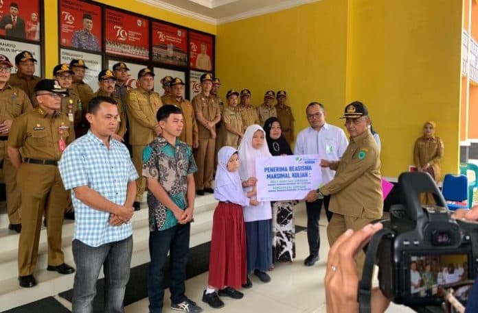 bpjs_ketenagakerjaan_serahkan_santunan_rp325_juta_kepada_ahli_waris_sekdes_aek_jangkang_paluta