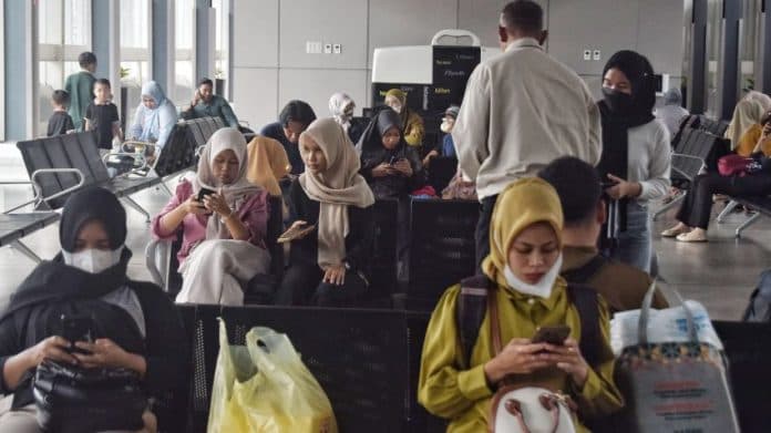 data_penumpang_libur_nataru_pengguna_pesawat_dan_ka_naik_bus_menurun