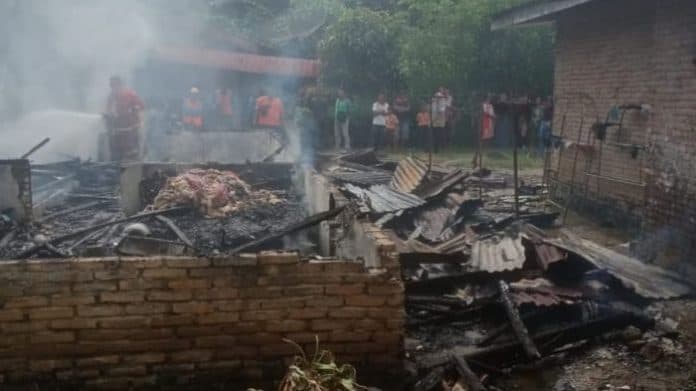 diduga_korsleting_listrik_rumah_warga_di_tanah_jawa_simalungun_terbakar
