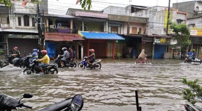 diguyur_hujan_kawasan_medan_marelan_tergenang_banjir
