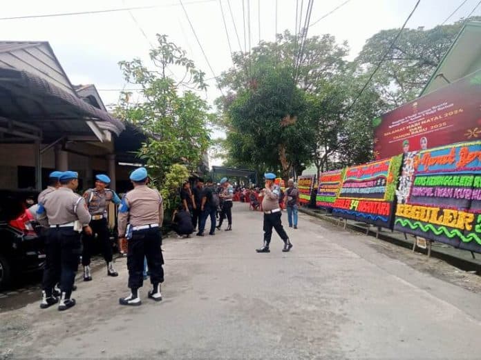 dipadati_pelayat_dan_rekan_seangkatan_wakapolres_belawan_akan_dimakamkan_usai_ashar