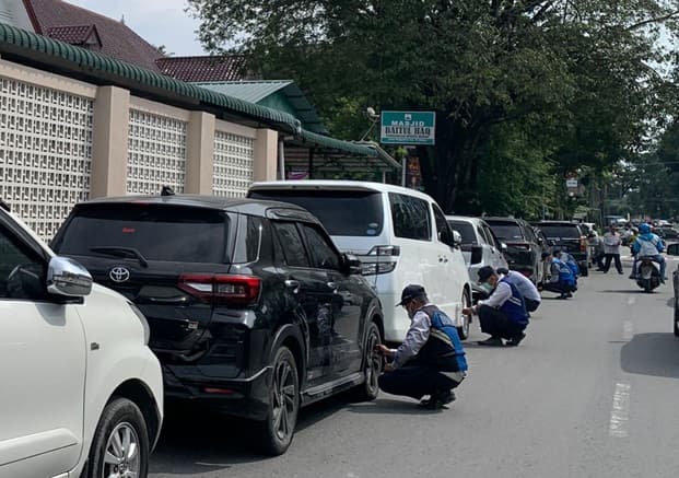 dishub_medan_kempiskan_ban_mobil_yang_parkir_sembarangan_di_jalan_kejaksaan