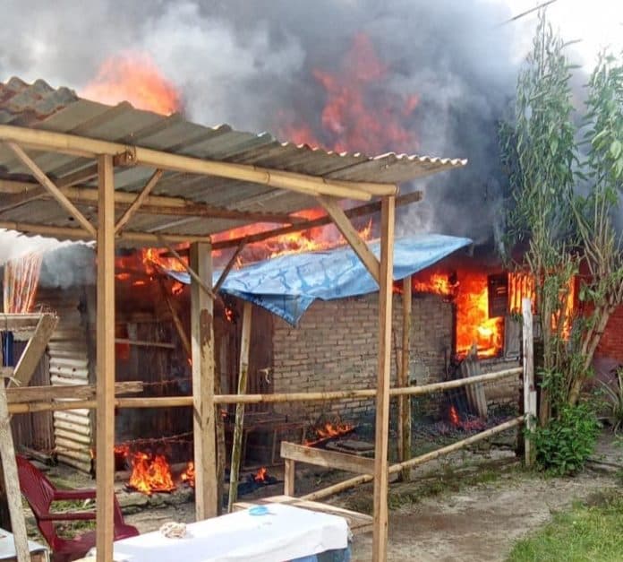 ditinggal_penghuni_ke_sawah_rumah_di_tanah_jawa_hangus_terbakar