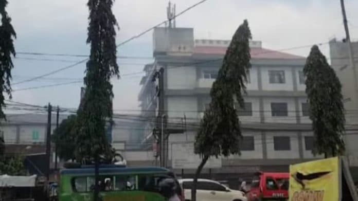 gedung_berasap_pasien_rs_sari_mutiara_lubuk_pakam_berhamburan_keluar