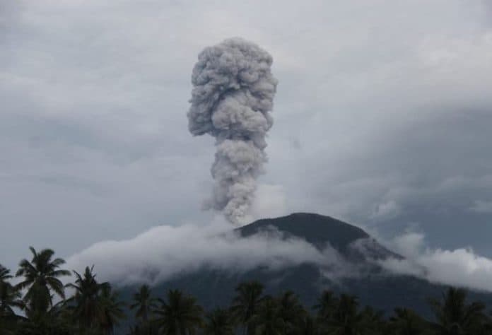 gunung_ibu_erupsi_kolom_abu_capai_3000_meter