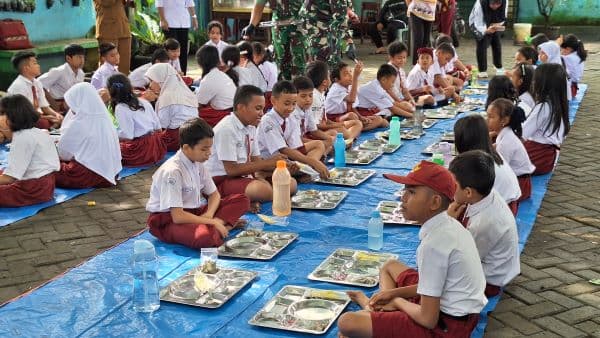 guru_sdn_067246_berharap_program_mbg_kodam_ibb_terus_berlanjut