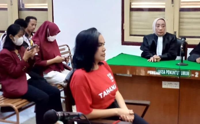 hakim_tolak_eksepsi_ratu_entok_sidang_kasus_penistaan_agama_berlanjut
