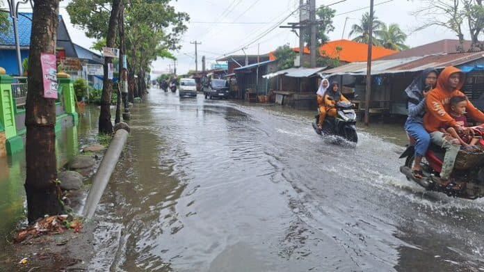 hujan_tak_kunjung_reda_desa_klumpang_kebun_banjir