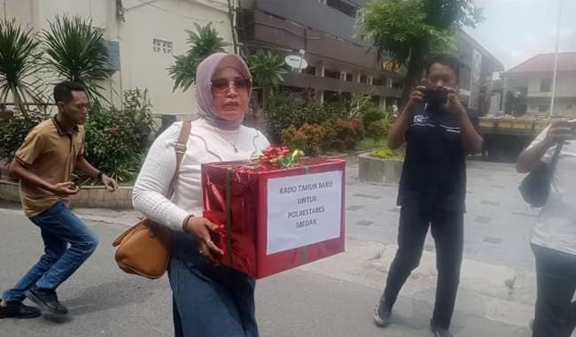 irt_pelapor_kasus_penelantaran_anak_bawa_kado_ke_polrestabes_medan