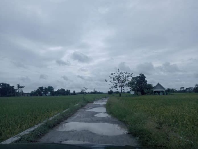 jalan_desa_ara_payung_menuju_desa_sementara_di_sergai_rusak_parah