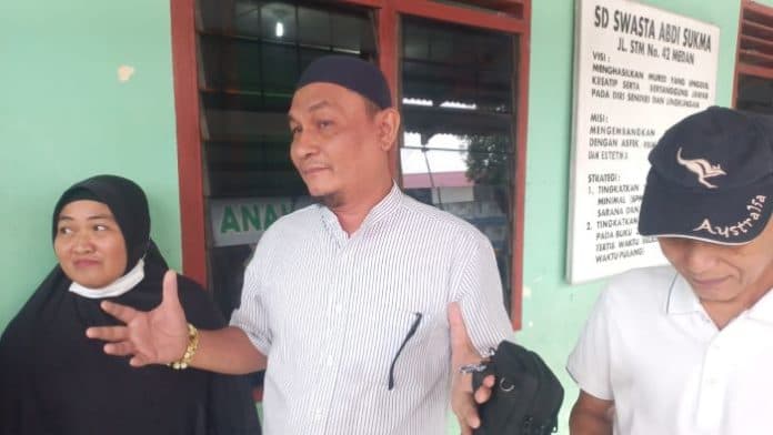 ketua_yayasan_sebut_guru_hukum_murid_duduk_di_lantai_bukan_kebijakan_sekolah