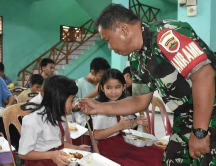 kodim_0211tt_berikan_makanan_bergizi_gratis_bagi_96_anak_yatim_dan_dhuafa