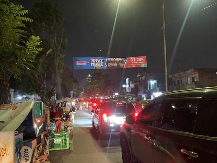 konser_musik_dewa_19_di_lapangan_astaka_pancing_timbulkan_macet