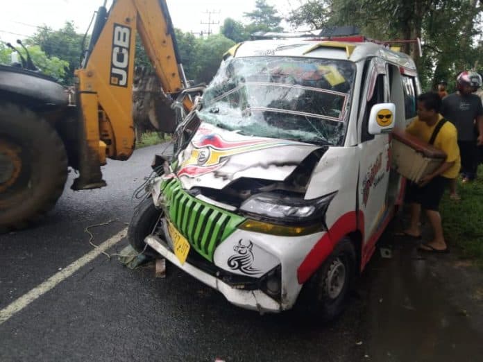lalai_saat_menyalip_mopen_hantam_truk_di_jalan_siantar_perdagangan
