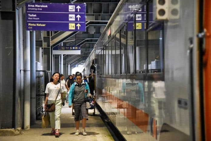 libur_nataru_20_juta_orang_tercatat_naik_kereta_api