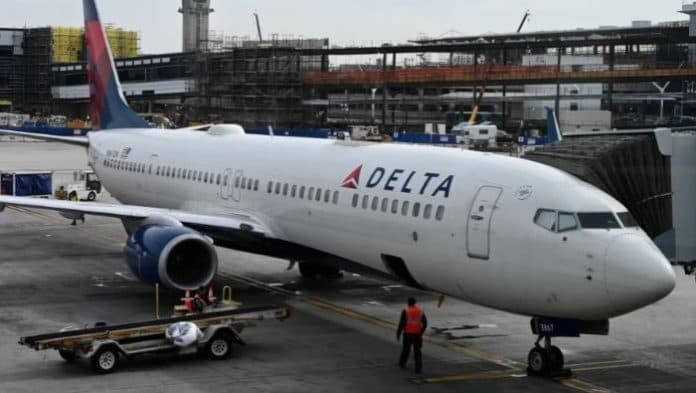 mesin_terbakar_delta_airlines_batal_lepas_landas_di_bandara_atlanta